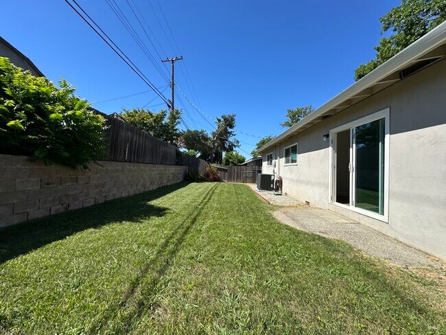 Building Photo - Beautiful three bedroom two bath home in Roseville!!