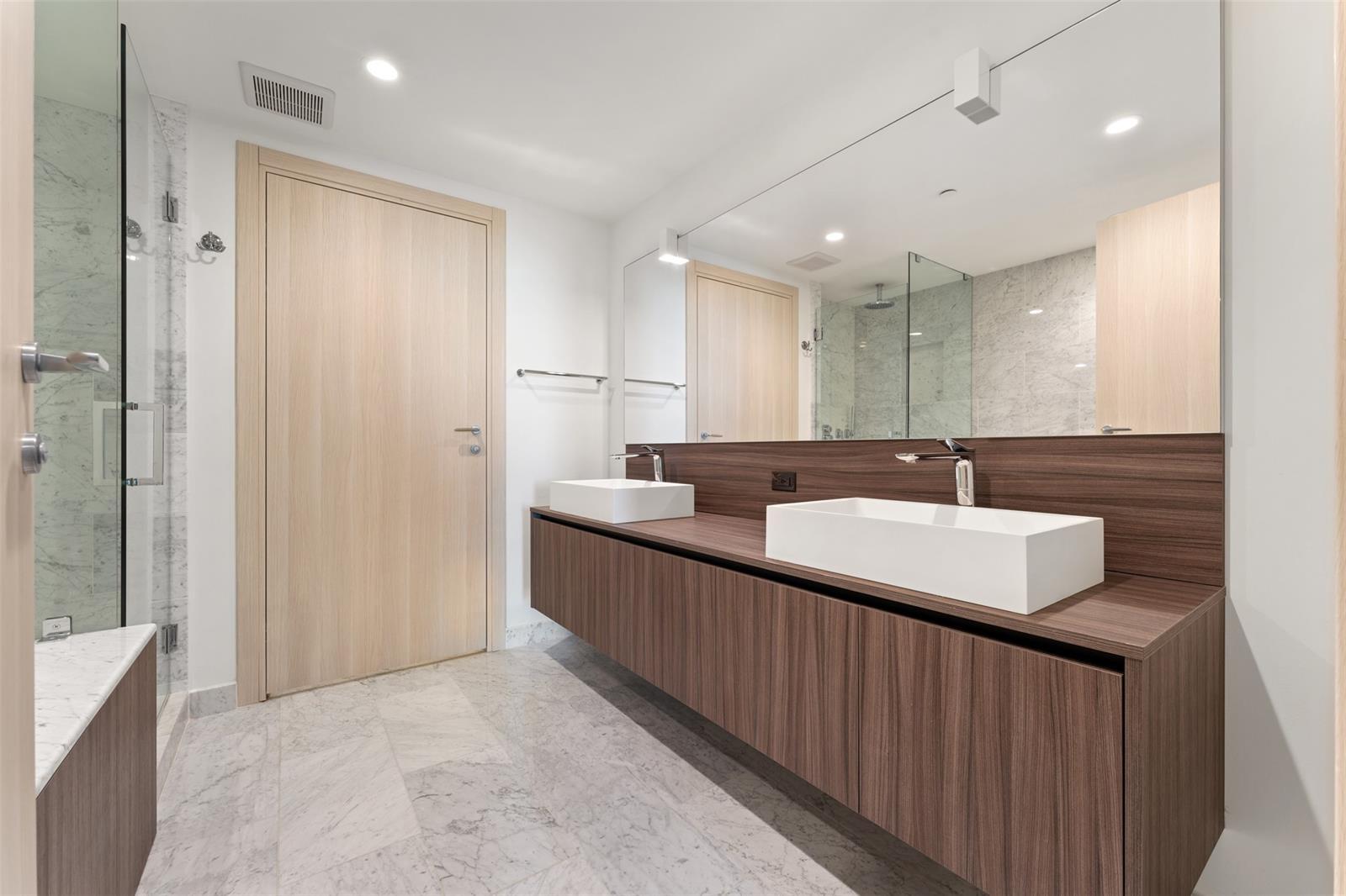 Building Photo - 1000 Brickell Plz