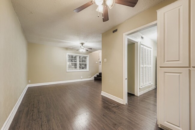 Building Photo - 214 Austin St