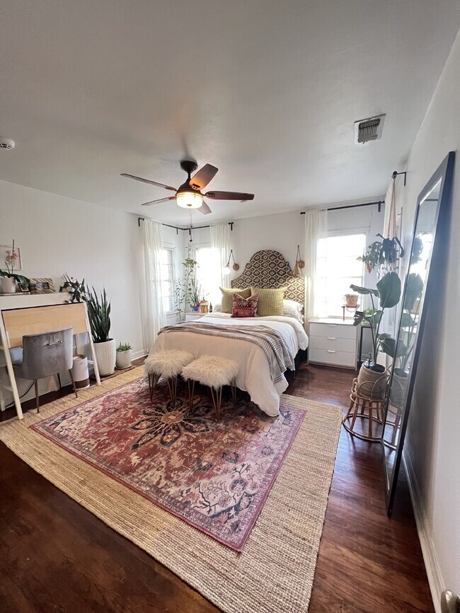 Building Photo - Charming 3-Bedroom Home with Sunroom Available for Summer 2026 Pre-Lease