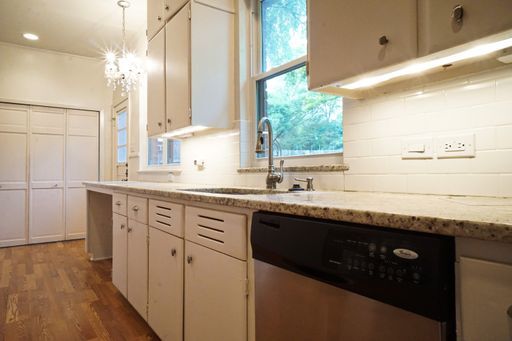 Building Photo - Bel Meade Beauty with Heated Pool and Hot-tub