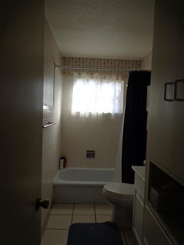 Building Photo - 2 Bed 1 Bath Home
