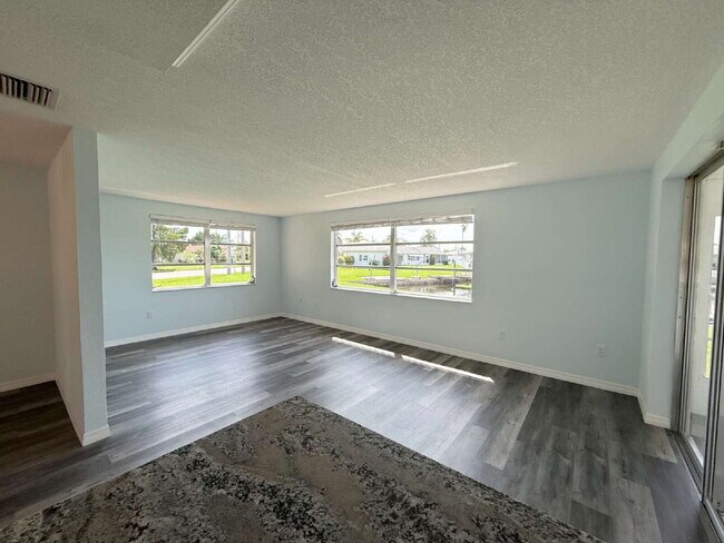Building Photo - "Charming 2-Bed, 2-Bath Oasis with 1334 Sq Ft in New Port Richey!"