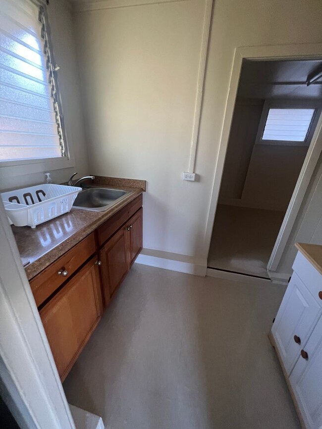 Building Photo - Cozy 1 bedroom “bachelor” in Kaimuki w/par...