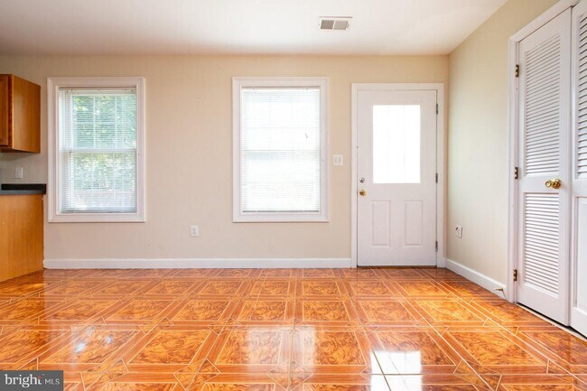 Building Photo - 303 Lincoln Ave