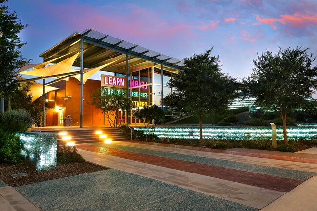 Building Photo - CONTEMPORARY MAHNCKE PARK TOWNHOME