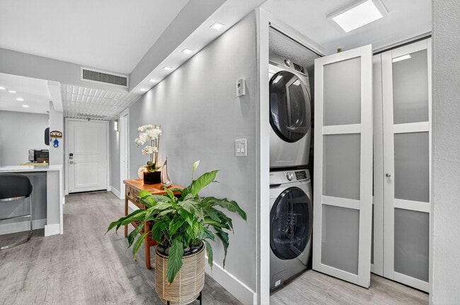 Building Photo - 20 Royal Palm Way