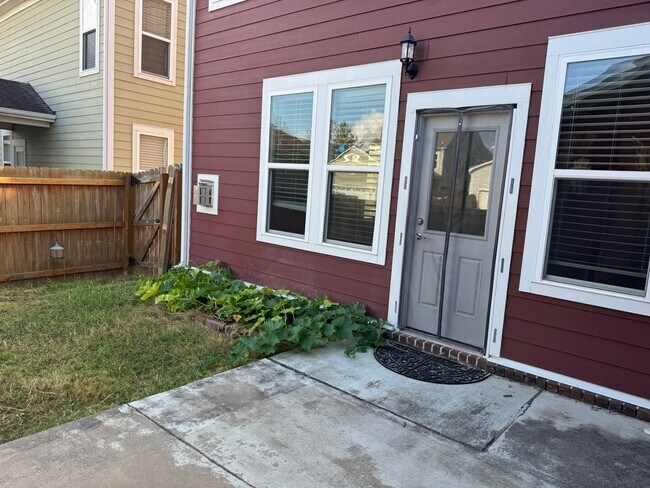 Building Photo - Your Franklin dream rental is here—4 bedrooms, a huge bonus, two en-suites, and an unbeatable loc...