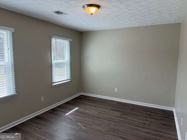 Building Photo - 2679 Foxglove Dr SW