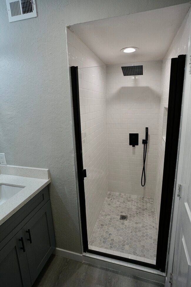 Building Photo - 8101 Larson Ave