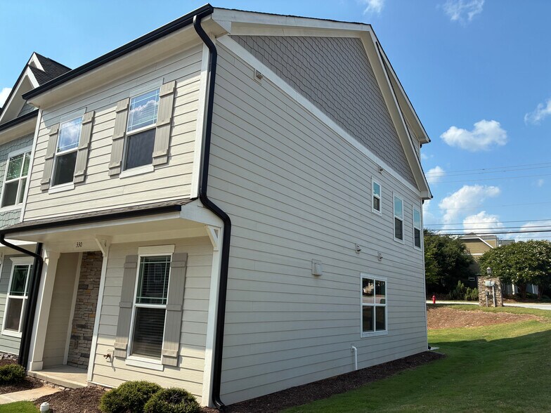Building Photo - Room in Townhome on Old Grove Ln