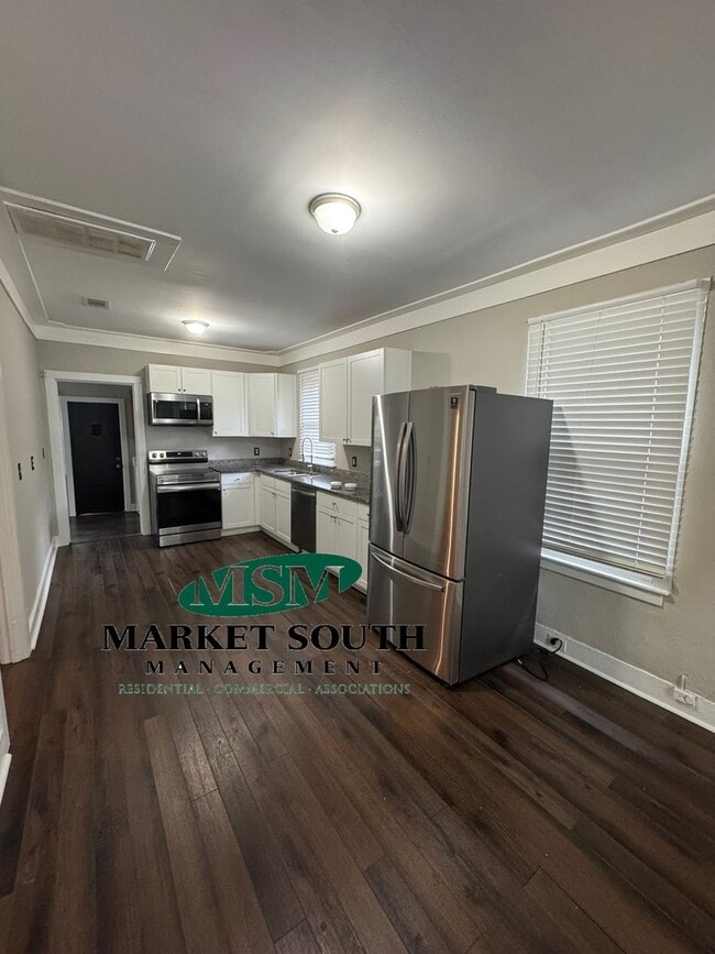 Building Photo - CUTE MIDTOWN BUNGALOW- AVAILABLE NOW!