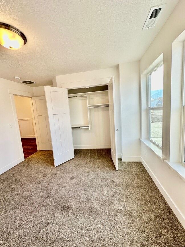 Building Photo - HC 1136