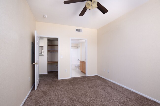 Building Photo - Upstairs 2br unit in upscale NW gated community with pool/spa & gym