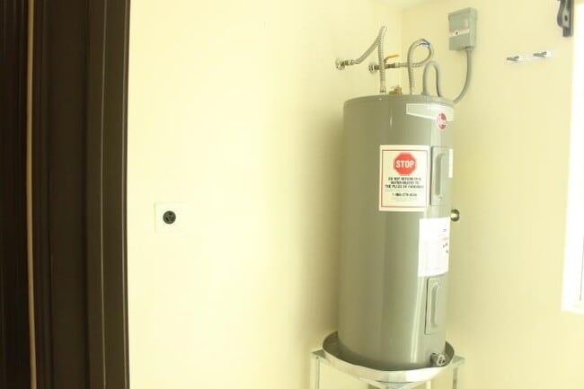 Building Photo - 3118 Garfield St