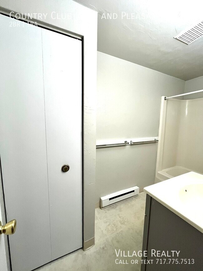 Building Photo - 605 Country Club Rd