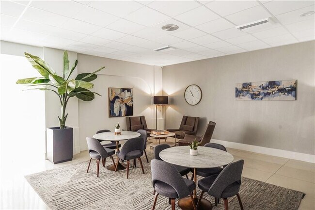 Building Photo - 3140 S Ocean Dr