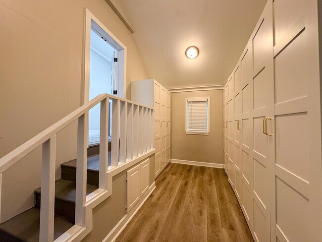 Building Photo - 3350 Highland Park Pl