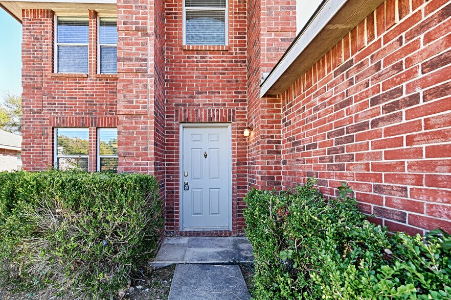 Building Photo - 5909 Thoroughbred Trl