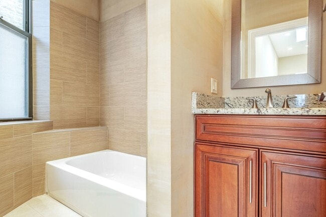 Building Photo - 2140 W Monroe St