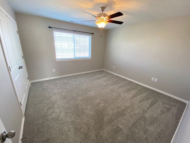 Building Photo - Fabulous Salem Townhome!!