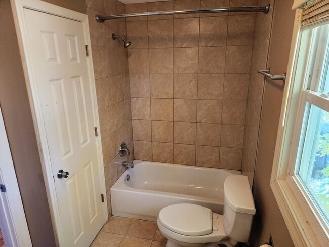 Building Photo - 5513 Forest Ave