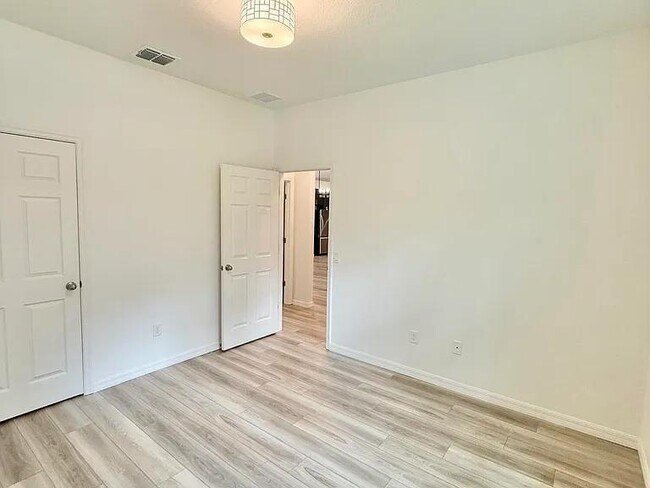 Building Photo - 14 Ethan Allen Dr