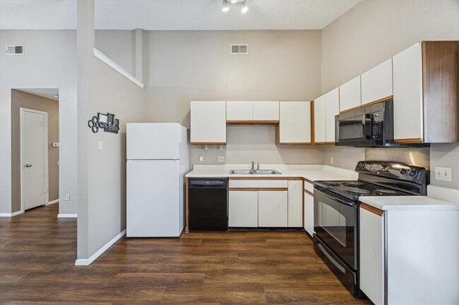 Building Photo - 1015 E Yager Ln