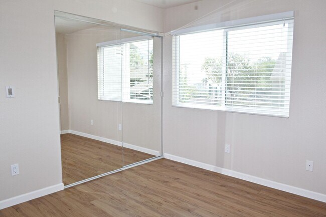 Building Photo - 2BR, 1BA Apartment Unit - Open Floor Plan, No Carpet , Double Pane Windows, and 1 Assigned Parkin...