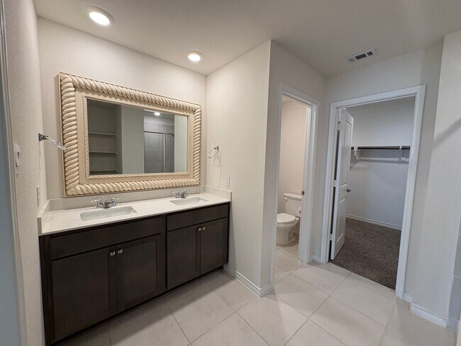 Building Photo - Pristine in Princeton!