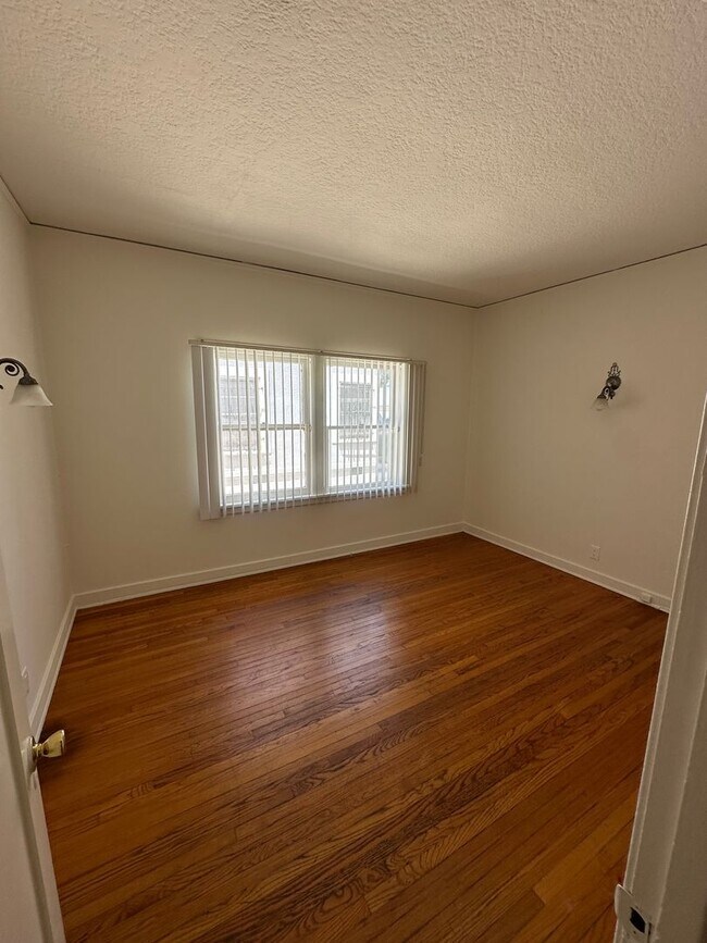 Building Photo - 454 N Orange Grove Ave