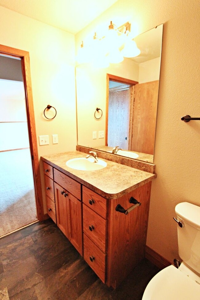 Building Photo - 4 Bedroom Townhome!