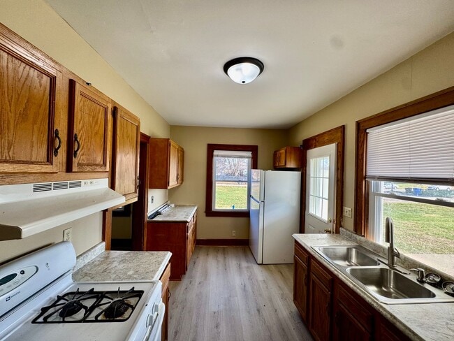 Building Photo - Updated 3BR End-Unit Townhome Across from Stephens Park – Moline