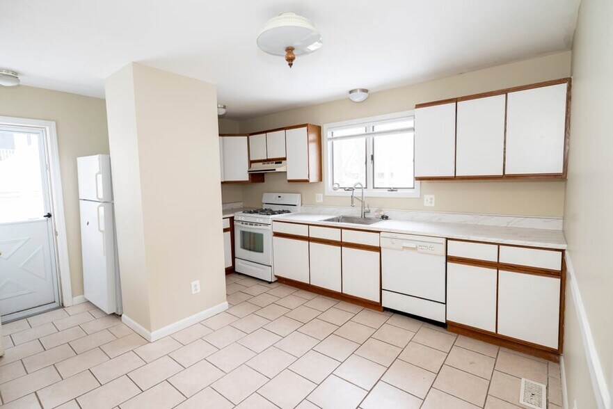 Building Photo - 15 Wheelwright Rd