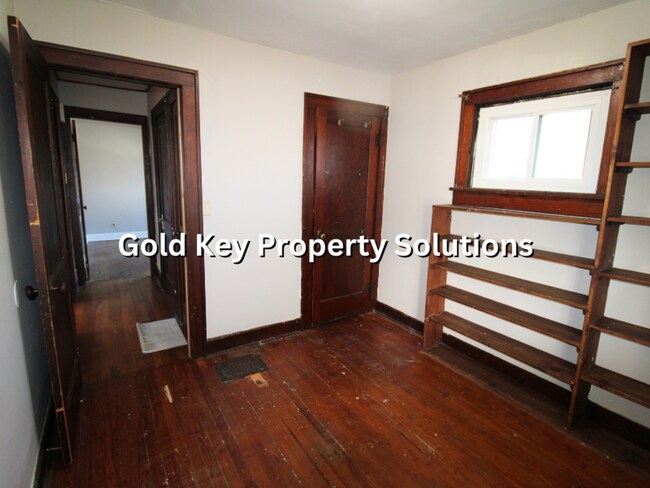 Building Photo - Open Floor Plan 2 BR 1 BA House with Sun P...