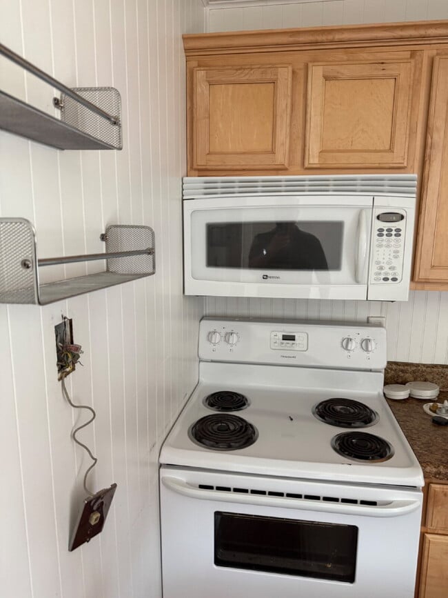 Building Photo - Townhome with two full baths one in each room for privacy plus a half bath downstairs for visitors.