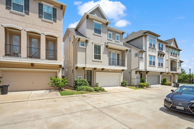 Building Photo - 2021 Cambridge Heights Pl