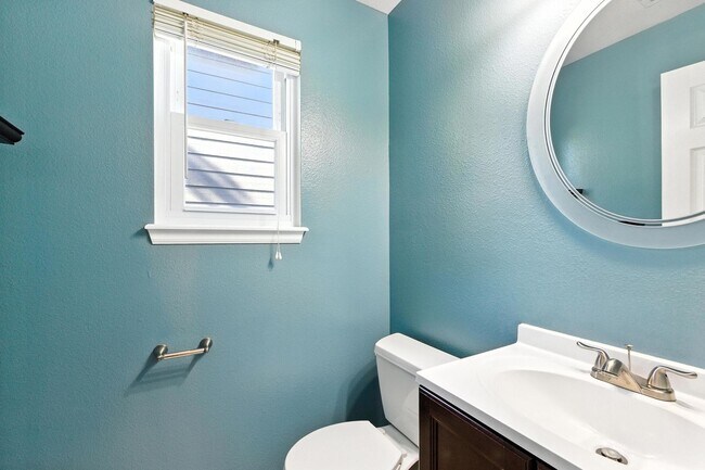 Building Photo - Beautiful, Well-Maintained 4 Bed/4 Bath Ho...