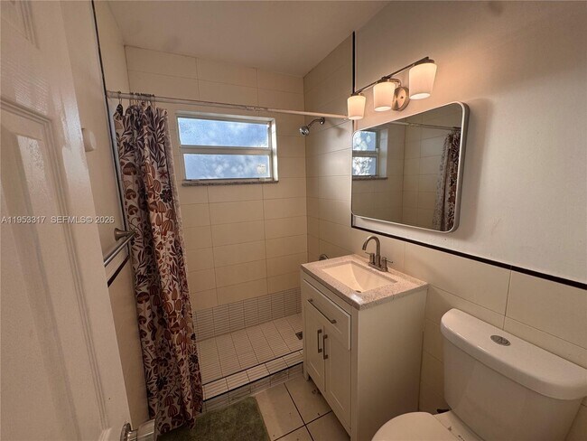 Building Photo - 1595 NE 125th St