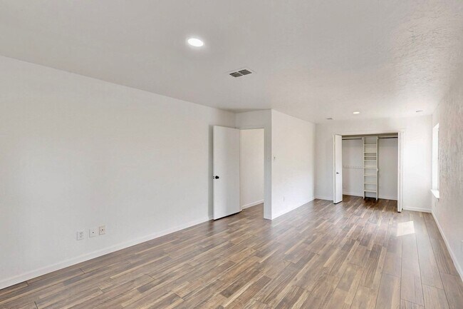 Building Photo - 3965 Singleleaf Ln