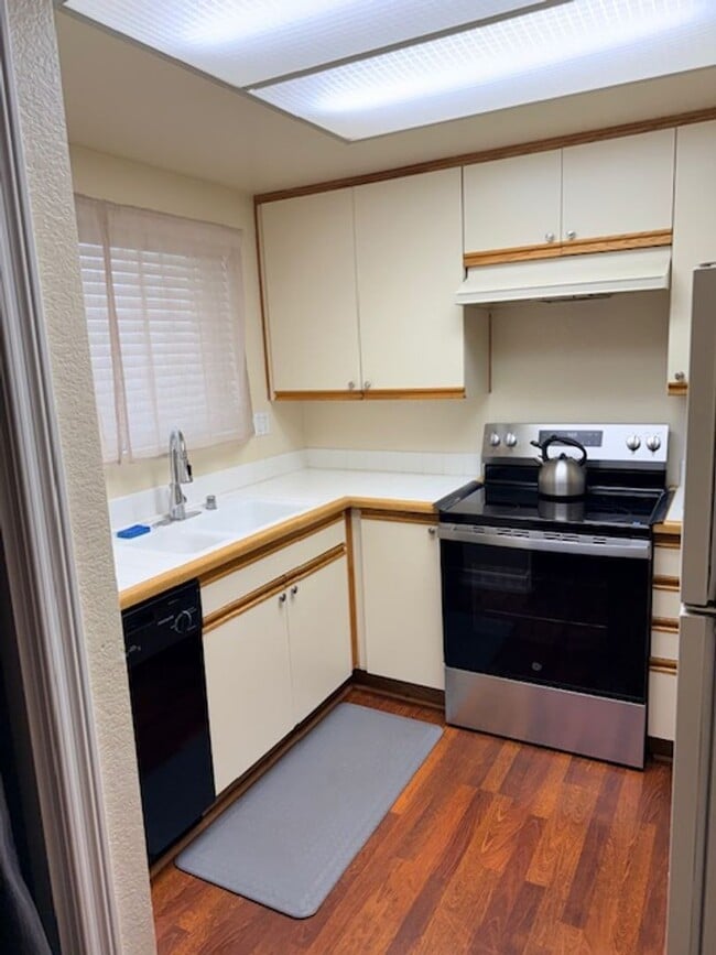 Building Photo - Ground Floor 2bed Condo w/ attached garage
