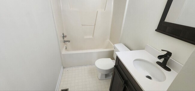 Building Photo - 1009 Spruce Dr