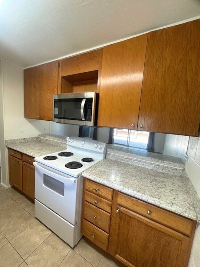 Building Photo - 4 bed/ 2 bath Townhome in Makakilo, Utilit...