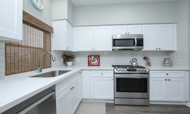 Building Photo - 131 Pine Rd