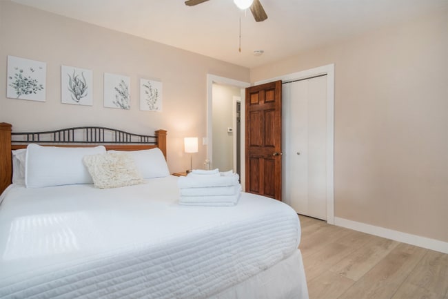 Building Photo - 2245 Lakeshore Dr