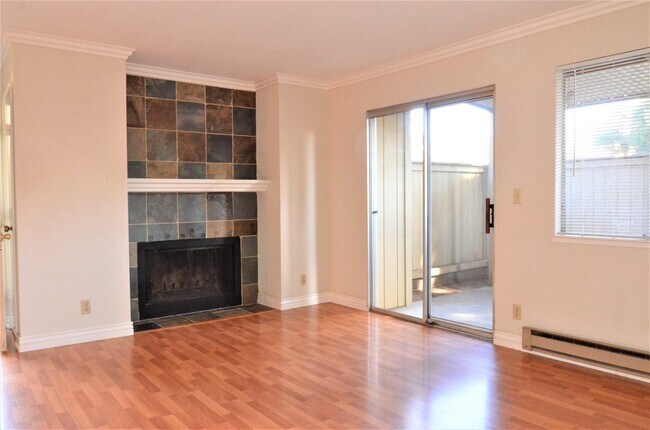 Building Photo - Ground Floor Condo in Wonderful Warm Sprin...