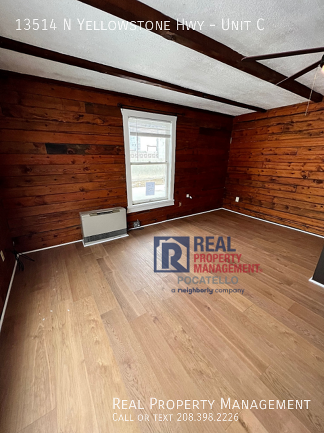 Building Photo - MOVE IN SPECIAL - 3 bed 1 bath - 2 level a...