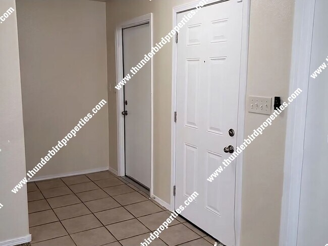 Building Photo - Great location - 4 Bedroom, 2 Bathroom, 2 ...