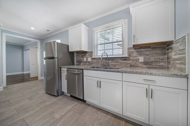 Building Photo - Lovely 2 Bed 1 Bath Bungalow Home in Charl...