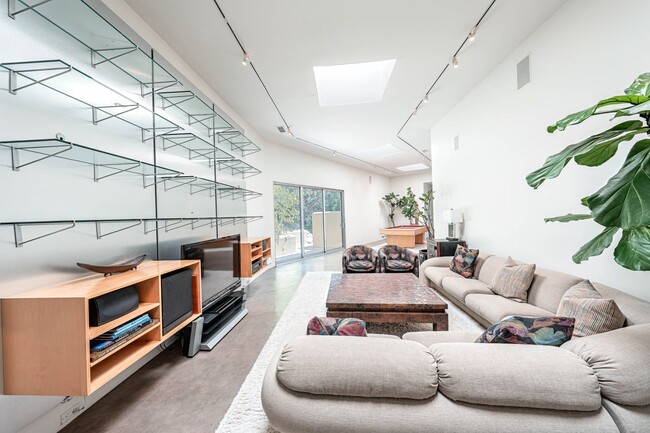 Building Photo - 10272 Overhill Dr